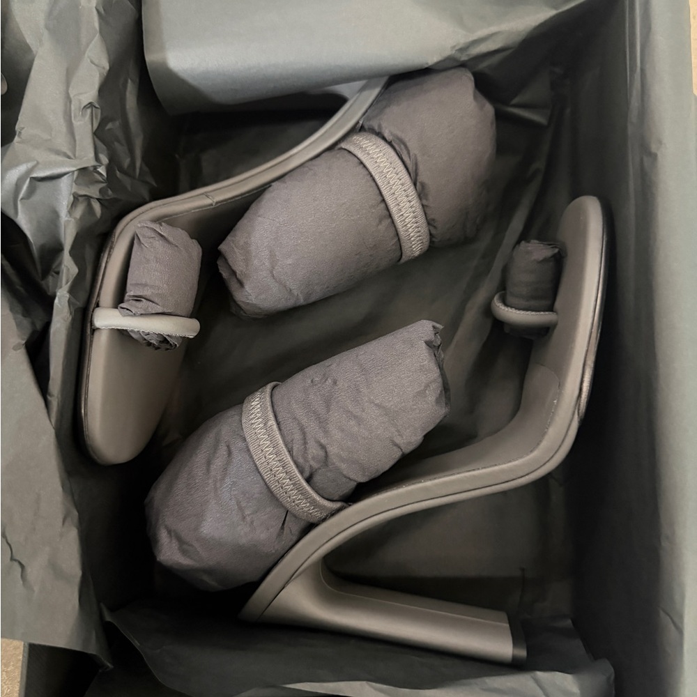Yeezy Season 6 Rubberized Sandals. Size 40.5 NEW KW5220.159 - Picture 4 of 8
